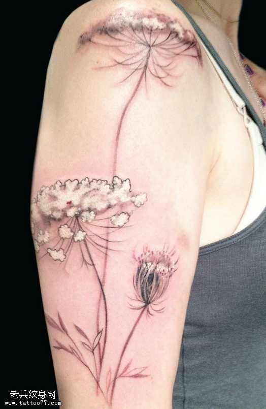 手臂漂亮的花朵纹身图案