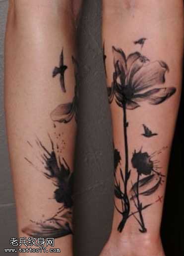 好看素色花朵和小鸟纹身图案