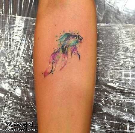 手腕漂亮的小金鱼纹身图案