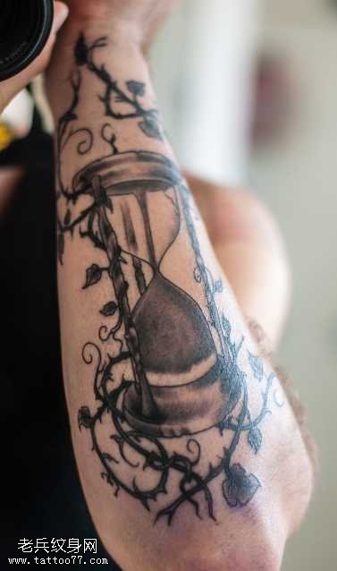 手臂漂亮的沙漏纹身图案