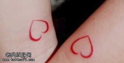 手臂红色爱心形纹身图案