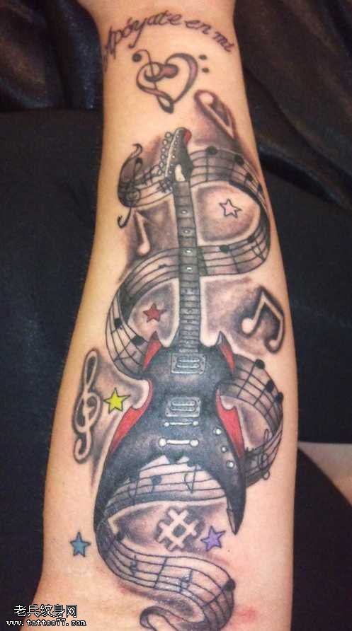手臂吉他音符纹身图案