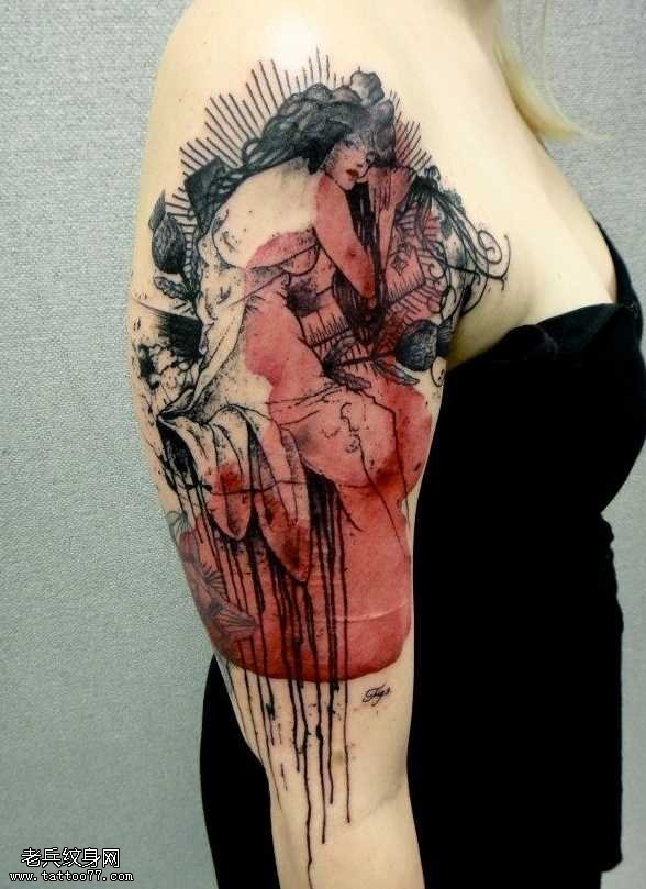 手臂彩色纹身图案