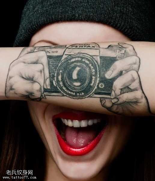 手臂嬉笑相机纹身图案