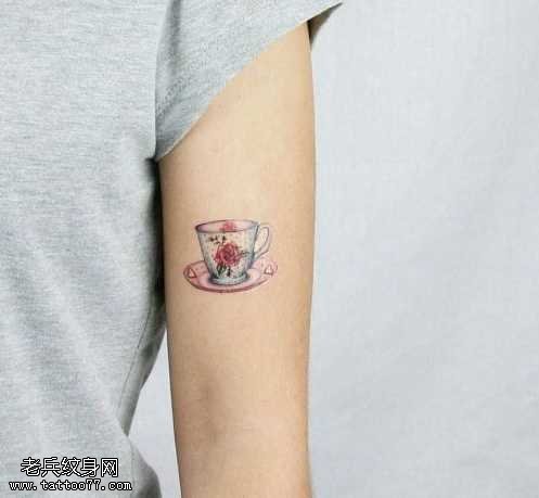 手臂清新可爱的小茶杯纹身图案