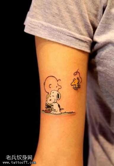 手臂非常可爱的史努比纹身图案