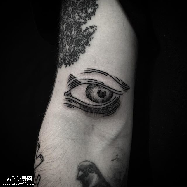 手臂的眼睛纹身图案