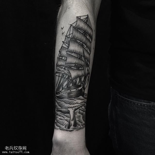 手臂海浪帆船纹身图案
