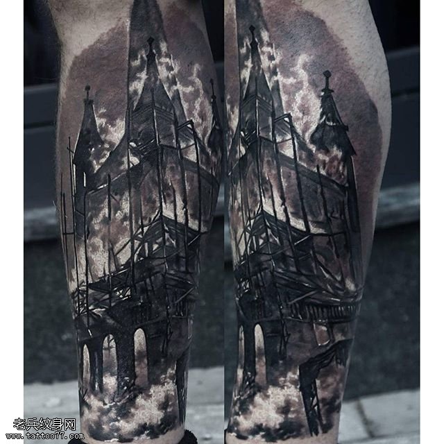 小腿上古老的建筑纹身图案
