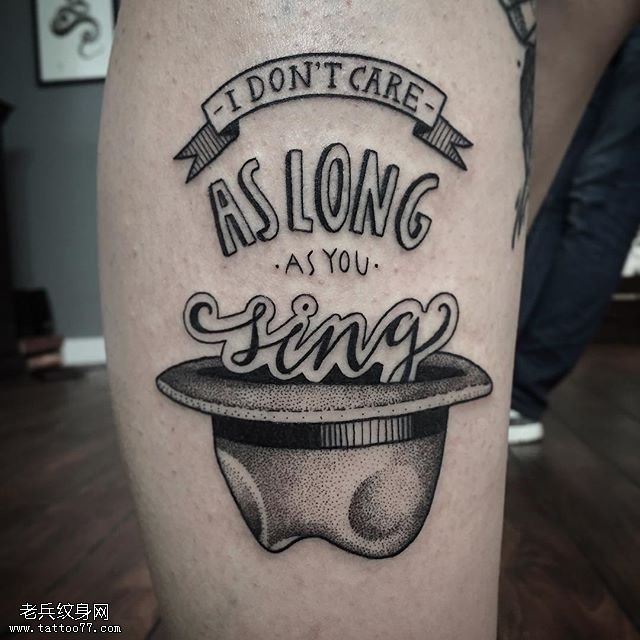 腿部点刺英文礼帽纹身图案