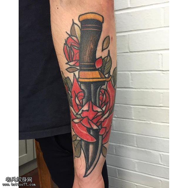 手臂玫瑰里一把匕首纹身图案