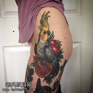 臀部的彩绘的鸟纹身图案