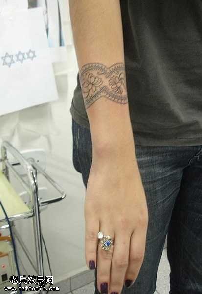 手臂漂亮的蕾丝纹身图案