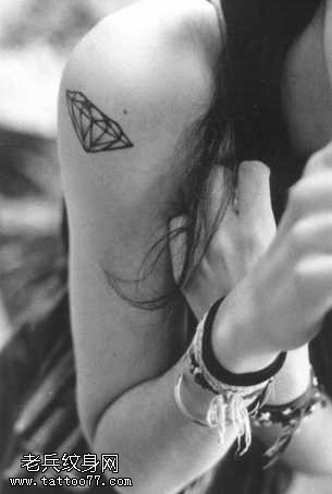 手臂钻石简约线条纹身图案