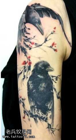 手臂好看的乌鸦纹身图案