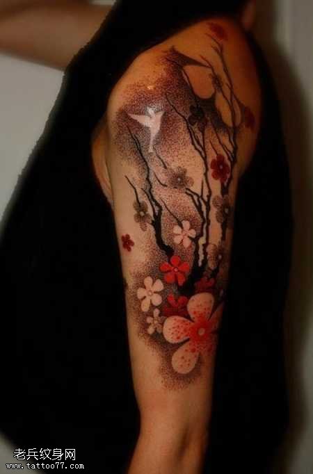 手臂梅花纹身图案
