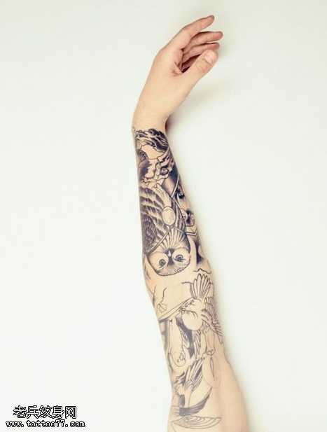 手臂猫头鹰花臂纹身图案