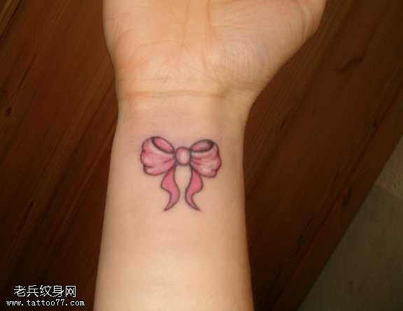 手腕小巧可爱的粉色蝴蝶结图案
