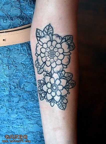 手臂素色的花朵纹身图案