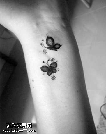 手腕漂亮的花朵纹身图案