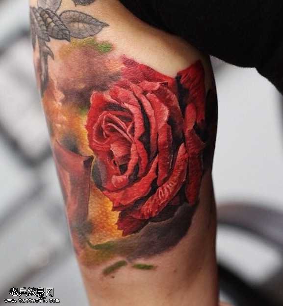 腿部灿烂的玫瑰纹身图案