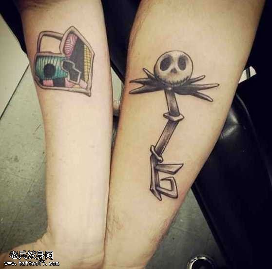 手臂钥匙锁纹身图案