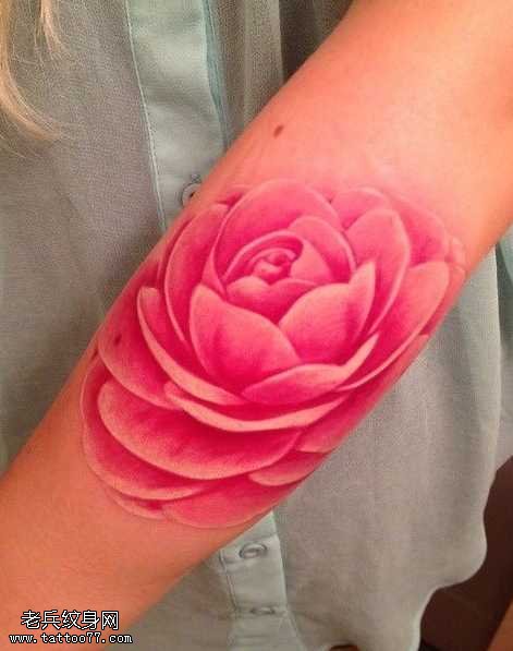 手臂漂亮的牡丹花纹身图案