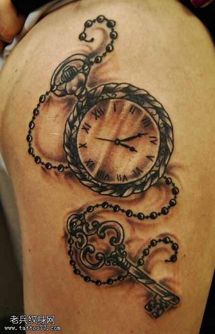 手臂好看的钥匙和怀表纹身图案
