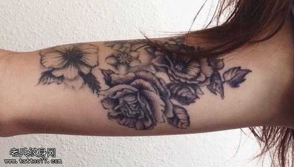 手臂优雅的花朵纹身图案