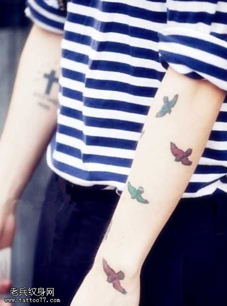 手臂彩色鸽子漂亮意境纹身图案