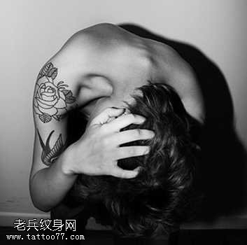 手臂黑白独特玫瑰纹身图案