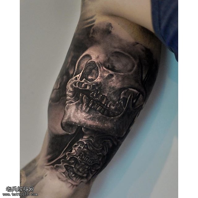 大臂上的写实3D骷髅纹身图案