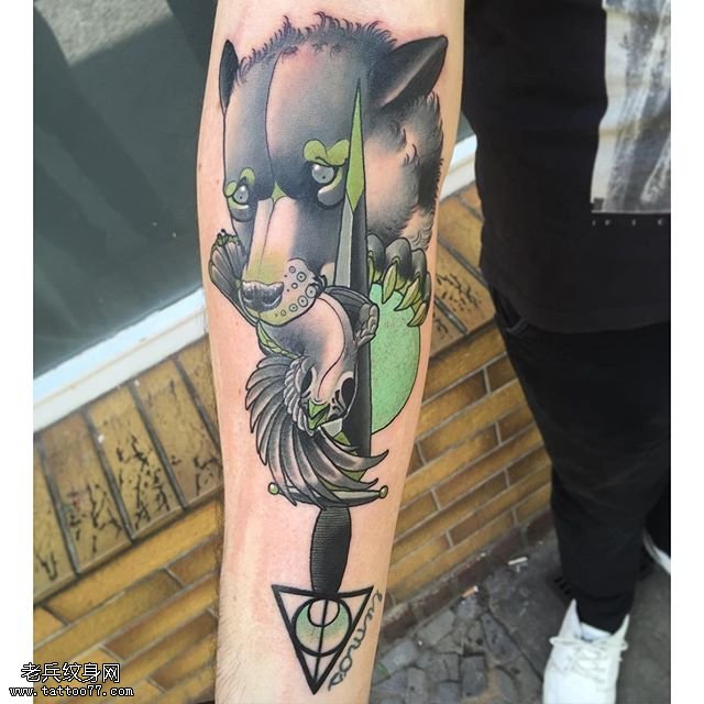 手臂匕首黑豹纹身图案