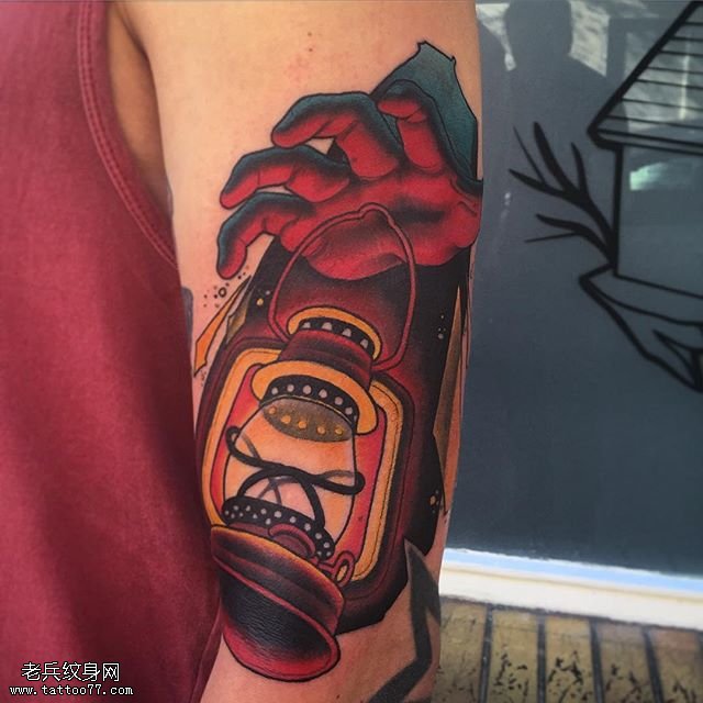 大臂彩绘油灯纹身图案