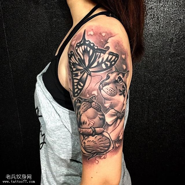 大臂经典的蝴蝶猫咪纹身图案