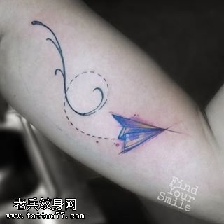 手臂彩绘纸飞机纹身图案