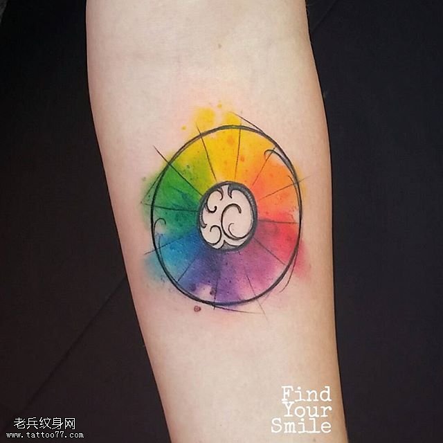 手臂水彩转盘纹身图案