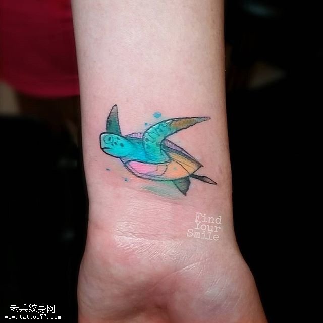 手腕彩绘的玳瑁纹身图案