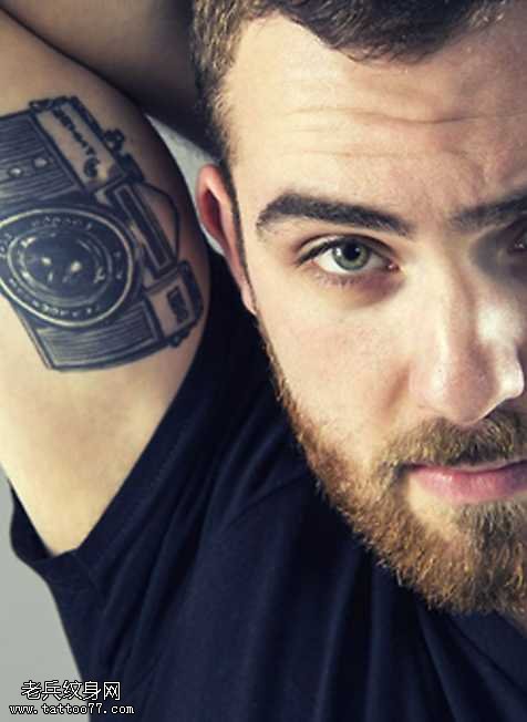 手臂时尚的相机纹身图案