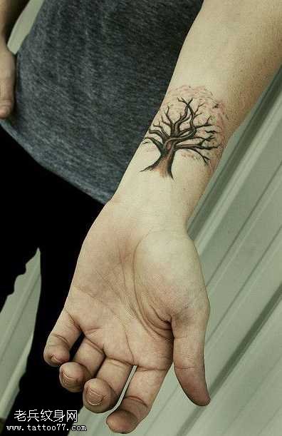 手腕小巧漂亮的树纹身图案