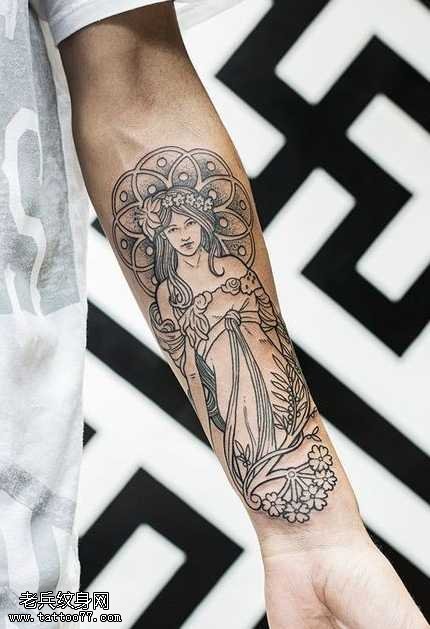 手臂美女纹身图案