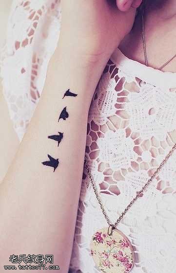 手臂唯美漂亮的小鸟纹身图案