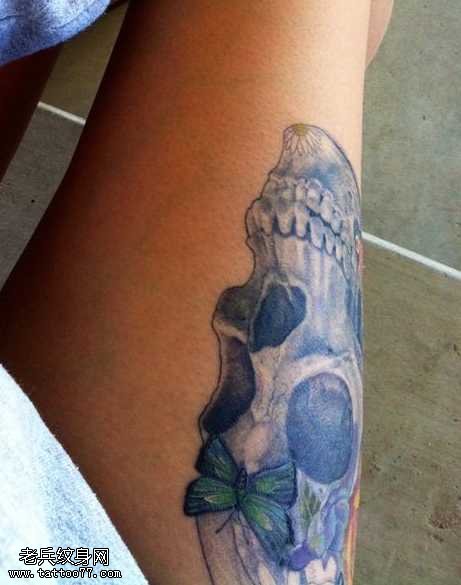 腿部时尚帅气的骷髅纹身图案