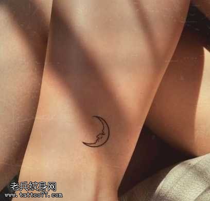 脚踝小小的月亮图腾纹身图案