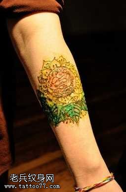 手臂漂亮的向日葵纹身图案
