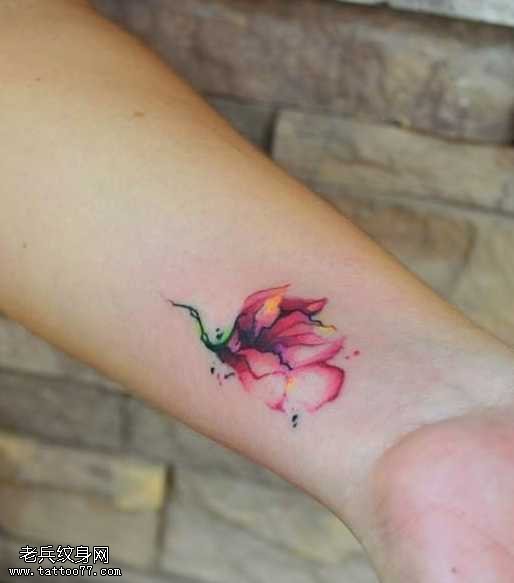 手腕小小的花朵纹身图案