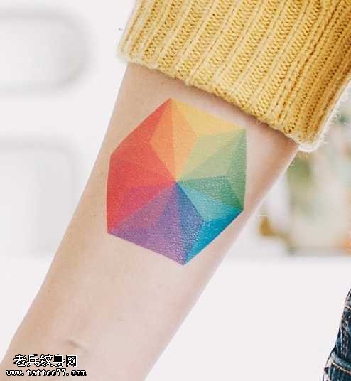 手臂七彩雨伞纹身图案