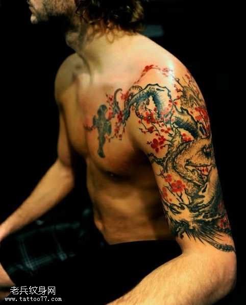 手臂梅树纹身图案