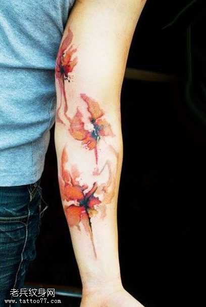 手臂漂亮的枫叶纹身图案