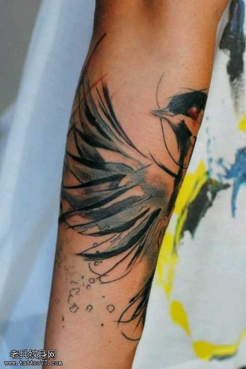 手臂好看的水墨鸟纹身图案
